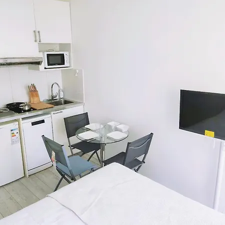 Sunny 2 Steps From Metro *