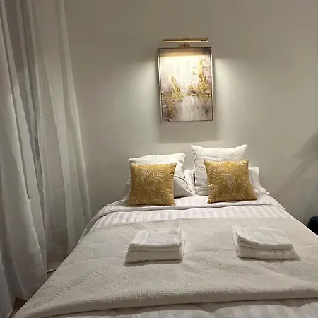 Apartment Sunny 2 Steps From Metro