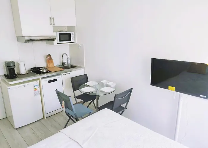 Sunny 2 Steps From Metro *